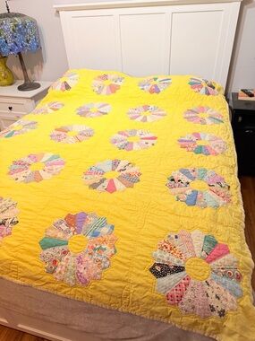 Yellow patchwork plate floral quilt